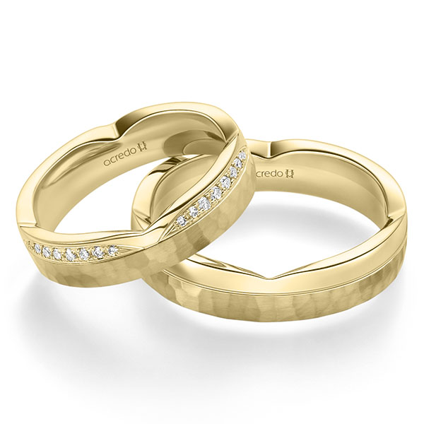 Set Klassieke trouwringen in geelgoud 14 kt. , hamerslag met in totaal 0,128 ct. Briljant tw/si van acredo