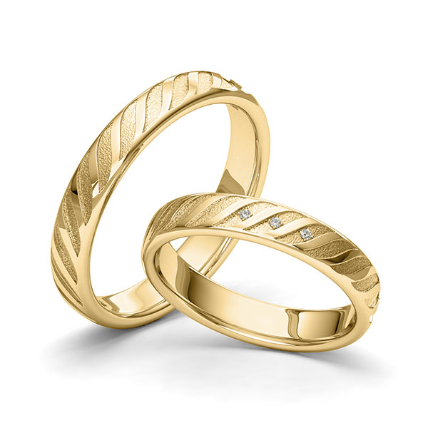 Set klassieke trouwringen in geelgoud 14 kt. Laser Structuur met in totaal 0,015 ct. Briljant tw/si van Eternal Touch