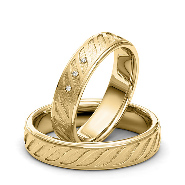 Set Klassieke trouwringen in geelgoud 14 kt. Laser Structuur met in totaal 0,015 ct. Briljant tw/si van Eternal Touch