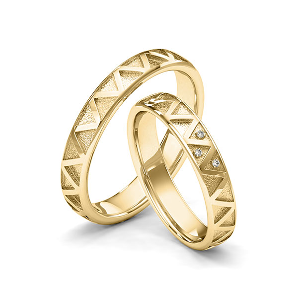 Set klassieke trouwringen in geelgoud 14 kt. Laser Structuur met in totaal 0,015 ct. Briljant tw/si van Eternal Touch
