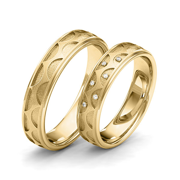 Set Klassieke trouwringen in geelgoud 14 kt. Laser Structuur met in totaal 0,03 ct. Briljant tw/si van Eternal Touch