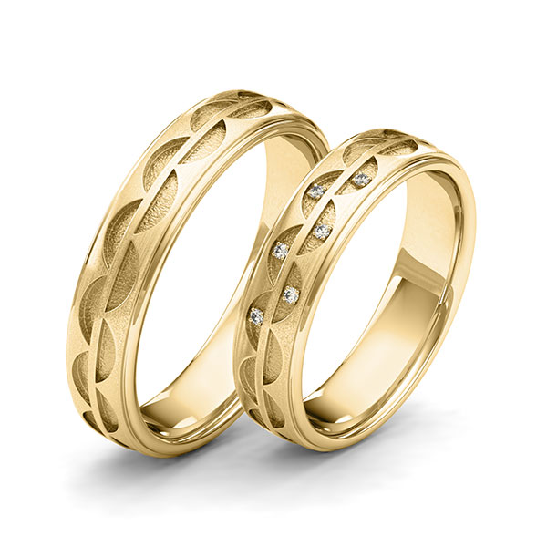 Set Klassieke trouwringen in geelgoud 14 kt. Laser Structuur met in totaal 0,03 ct. Briljant tw/si van Eternal Touch