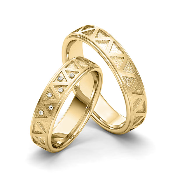 Set Klassieke trouwringen in geelgoud 14 kt. Laser Structuur met in totaal 0,045 ct. Briljant tw/si van Eternal Touch