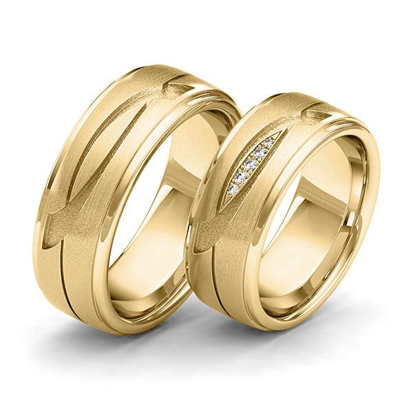 Set Klassieke trouwringen in geelgoud 14 kt. Laser Structuur met in totaal 0,04 ct. Briljant tw/si van Eternal Touch