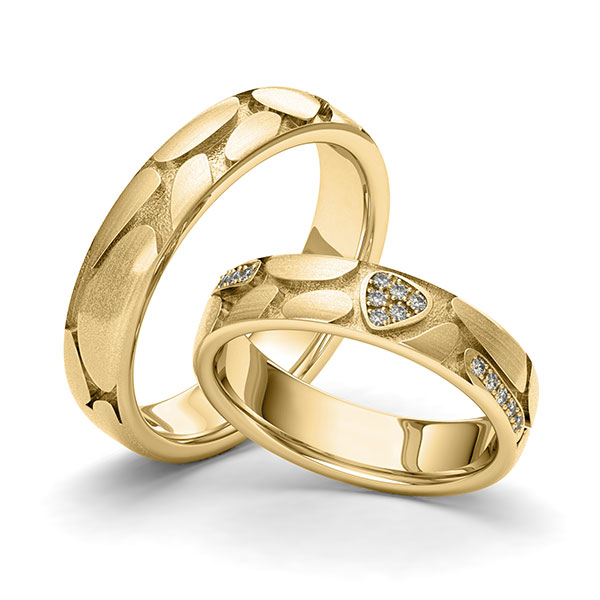 Set klassieke trouwringen in geelgoud 14 kt. Laser Structuur met in totaal 0,07 ct. Briljant tw/si van Eternal Touch