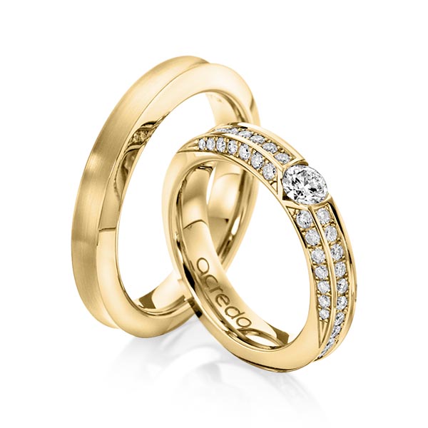 Set klassieke trouwringen in geelgoud 14 kt. met 0,3 ct. + in totaal 0,902 ct. Briljant tw/si van acredo