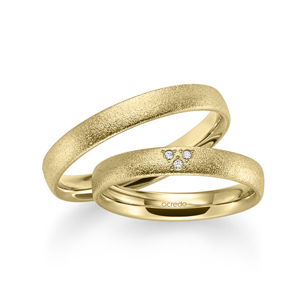 Set klassieke trouwringen in geelgoud 14 kt. met in totaal 0,024 ct. Briljant tw/si van acredo