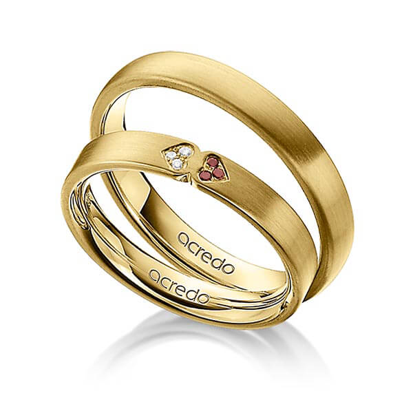 Set klassieke trouwringen in geelgoud 14 kt. met in totaal 0,03 ct. Briljant Red Cherry tw/si van acredo