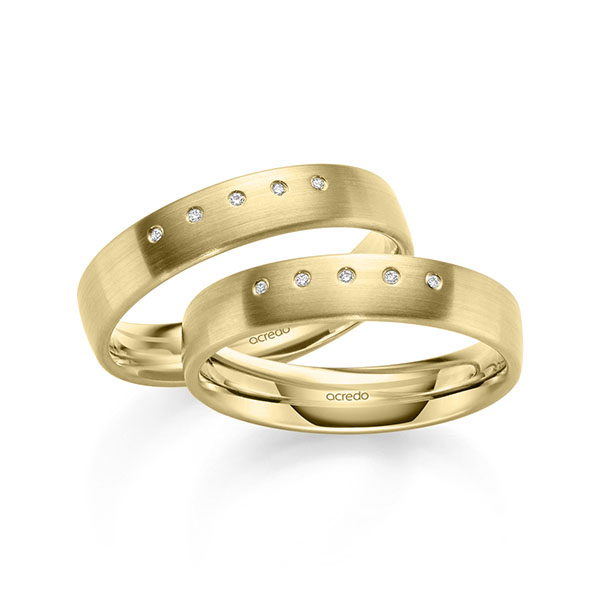 Set klassieke trouwringen in geelgoud 14 kt. met in totaal 0,05 ct. Briljant tw/si van acredo