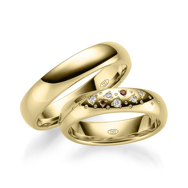 Set Klassieke trouwringen in geelgoud 14 kt. met in totaal 0,066 ct. Briljant w,si Red Cherry - UQ-1003-3 Set Klassieke trouwringen in geelgoud 14 kt. met in totaal 0,066 ct. Briljant w,si Red Cherry - UQ-1003-3