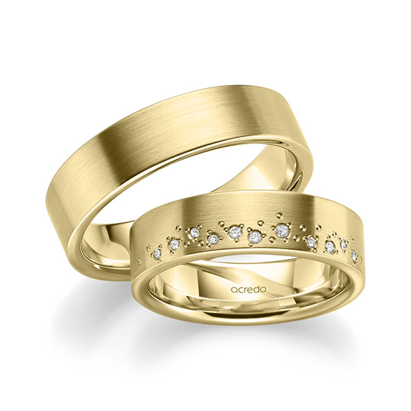 Set klassieke trouwringen in geelgoud 14 kt. met in totaal 0,074 ct. Briljant tw/si van acredo