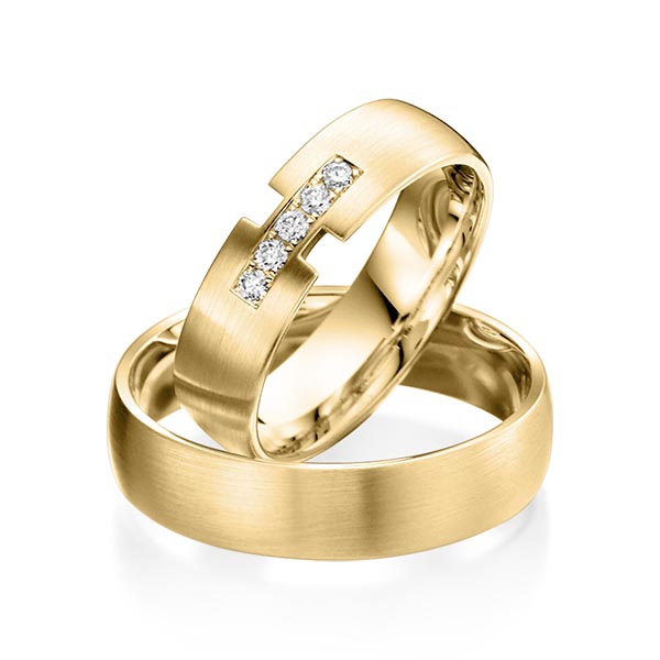 Set klassieke trouwringen in geelgoud 14 kt. met in totaal 0,075 ct. Briljant tw/si van acredo