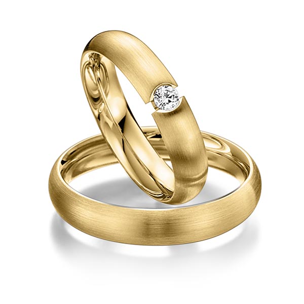 Set klassieke trouwringen in geelgoud 14 kt. met in totaal 0,08 ct. Briljant tw/si van acredo