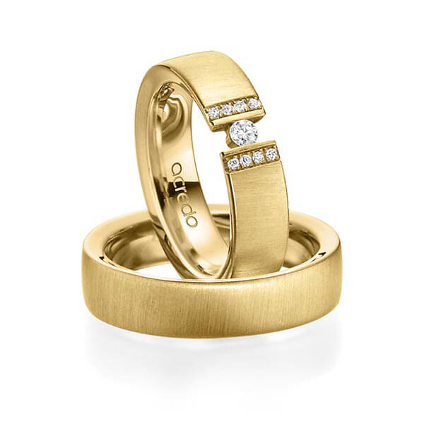 Set klassieke trouwringen in geelgoud 14 kt. met in totaal 0,09 ct. Briljant tw/si van acredo