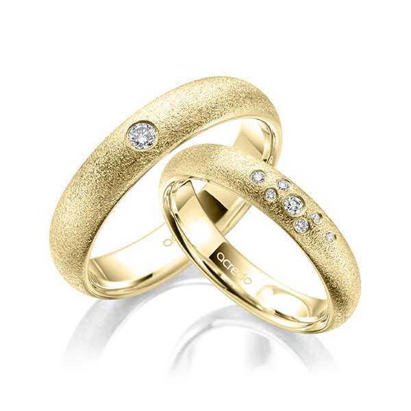 Set klassieke trouwringen in geelgoud 14 kt. met in totaal 0,131 ct. Briljant tw/si van acredo