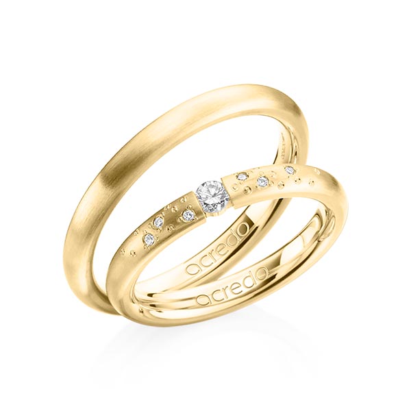 Set klassieke trouwringen in geelgoud 14 kt. met in totaal 0,13 ct. Briljant tw/si van acredo