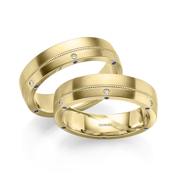 Set Klassieke trouwringen in geelgoud 14 kt. met in totaal 0,24 ct. Briljant tw/si Saffier Blauw van acredo - A-2183-2 Set Klassieke trouwringen in geelgoud 14 kt. met in totaal 0,24 ct. Briljant tw/si Saffier Blauw van acredo - A-2183-2