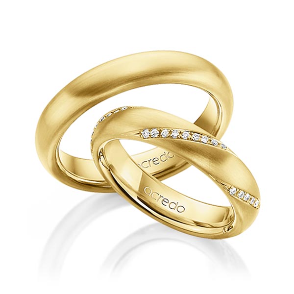 Set klassieke trouwringen in geelgoud 18 kt. met in totaal 0,225 ct. Briljant tw/si van acredo