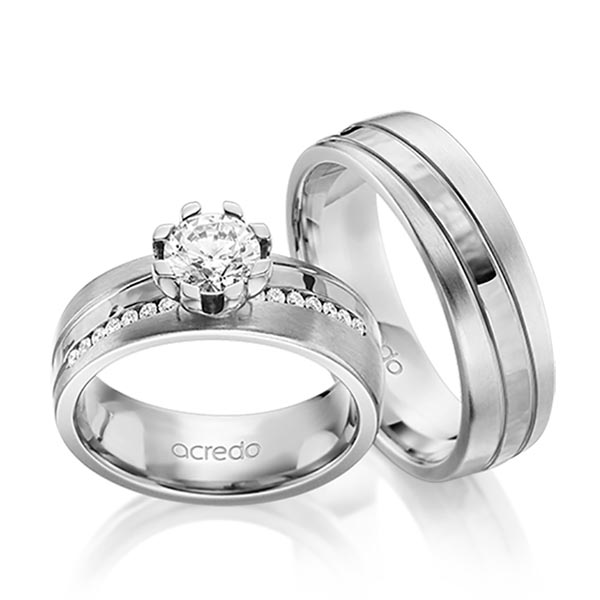 Set Klassieke trouwringen in grijsgoud 14 kt. , hamerslag met 0,7 ct. + in totaal 0,14 ct. Briljant tw,vs van acredo