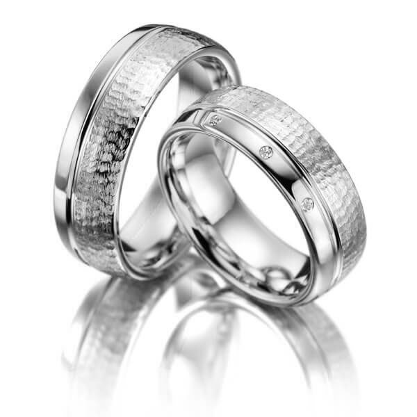 Set Klassieke trouwringen in grijsgoud 14 kt. hamerslag, met in totaal 0,024 ct. Briljant tw/si van Merii