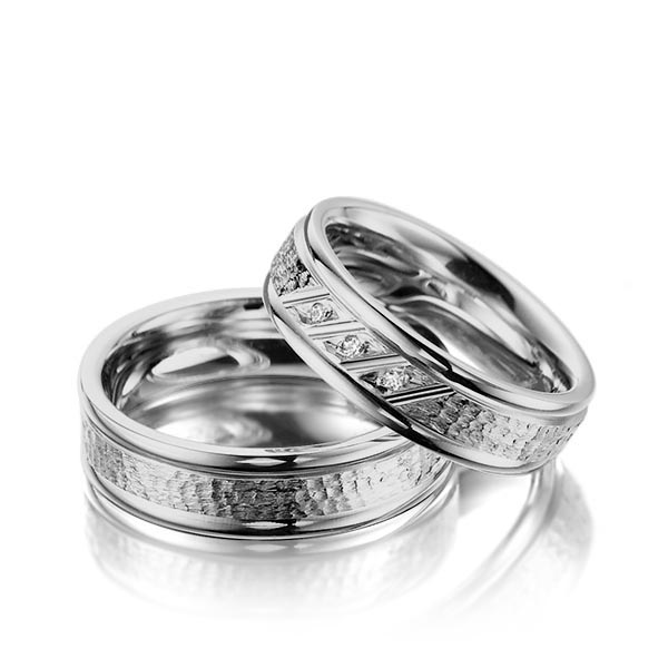 Set Klassieke trouwringen in grijsgoud 14 kt. , hamerslag met in totaal 0,03 ct. Briljant tw/si van Merii