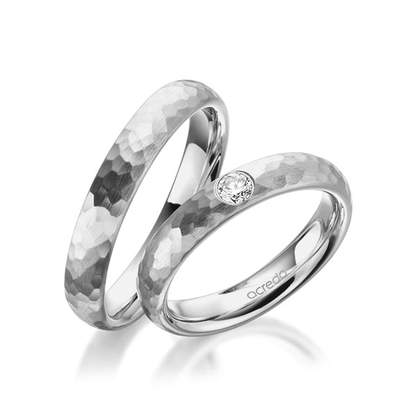Set klassieke trouwringen in grijsgoud 14 kt. hamerslag met in totaal 0,15 ct. Briljant tw/si van acredo