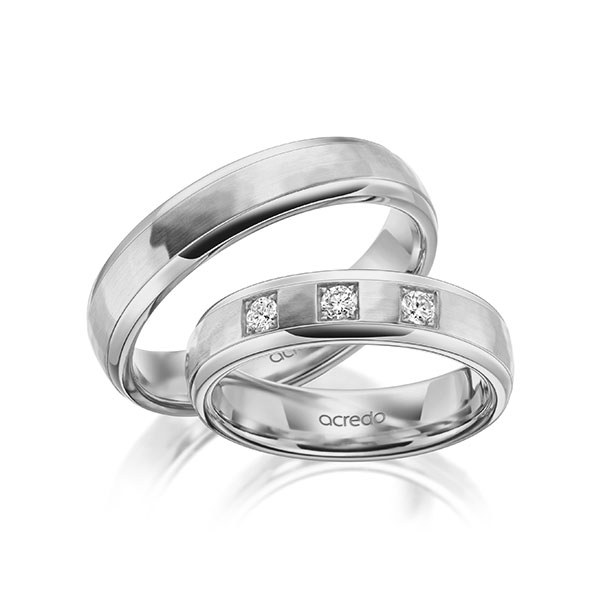 Set Klassieke trouwringen in grijsgoud 14 kt. , hamerslag met in totaal 0,15 ct. Briljant tw/si van acredo - A-2011-11 Set Klassieke trouwringen in grijsgoud 14 kt. , hamerslag met in totaal 0,15 ct. Briljant tw/si van acredo - A-2011-11