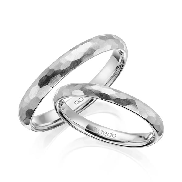 Set klassieke trouwringen in grijsgoud 14 kt. hamerslag van acredo