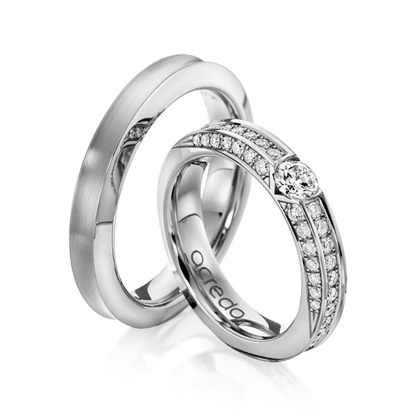 Set klassieke trouwringen in grijsgoud 14 kt. met 0,3 ct. + in totaal 0,902 ct. Briljant tw/si van acredo