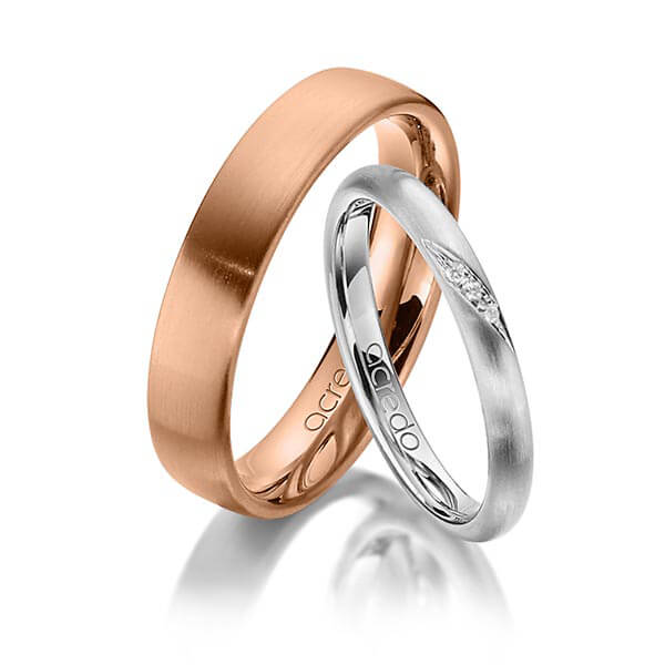 Set klassieke trouwringen in grijsgoud 14 kt. met in totaal 0,015 ct. Briljant tw/si van acredo
