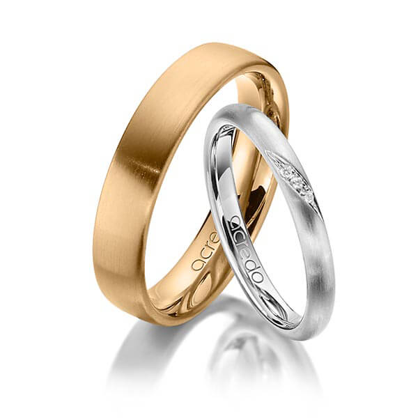 Set klassieke trouwringen in grijsgoud 14 kt. met in totaal 0,015 ct. Briljant tw/si van acredo