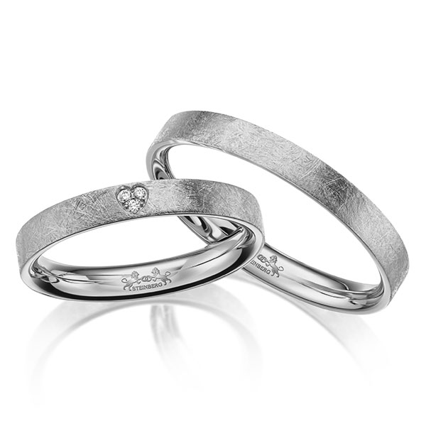 Set klassieke trouwringen in grijsgoud 14 kt. met in totaal 0,015 ct. Briljant tw/si van Steinberg