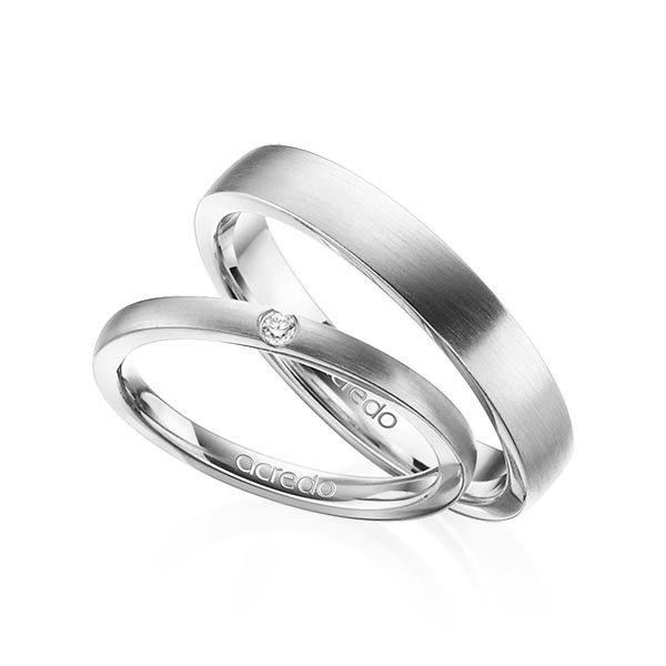 Set klassieke trouwringen in grijsgoud 14 kt. met in totaal 0,025 ct. Briljant tw/si van acredo