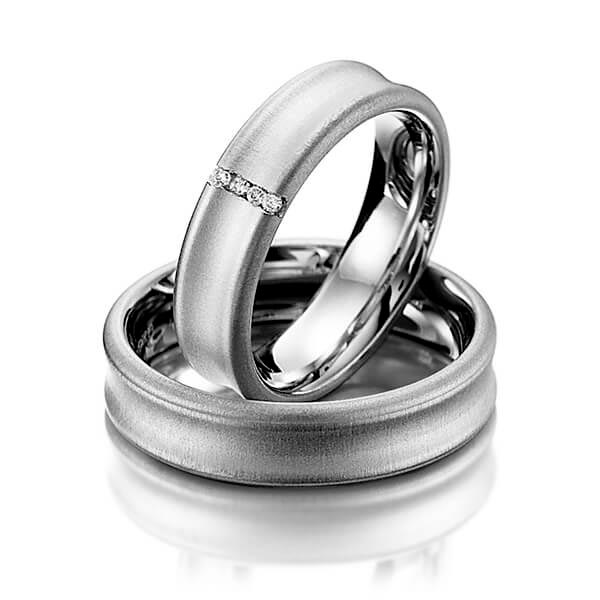 Set klassieke trouwringen in grijsgoud 14 kt. met in totaal 0,032 ct. Briljant tw/si van Merii