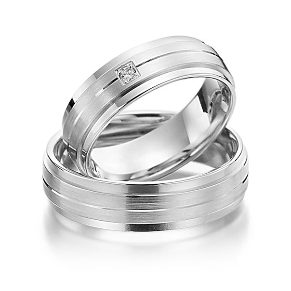 Set Klassieke trouwringen in grijsgoud 14 kt. met in totaal 0,03 ct. Briljant tw/si van Steinberg - T-1138-8 Set Klassieke trouwringen in grijsgoud 14 kt. met in totaal 0,03 ct. Briljant tw/si van Steinberg - T-1138-8