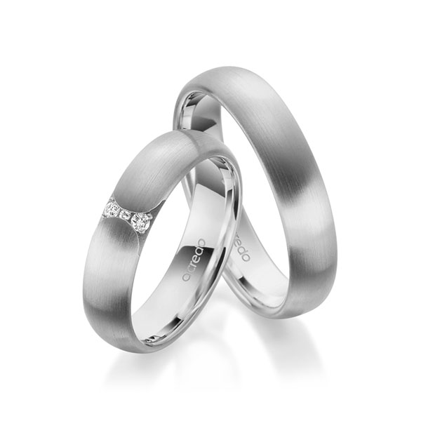 Set klassieke trouwringen in grijsgoud 14 kt. met in totaal 0,045 ct. Briljant tw/si van acredo