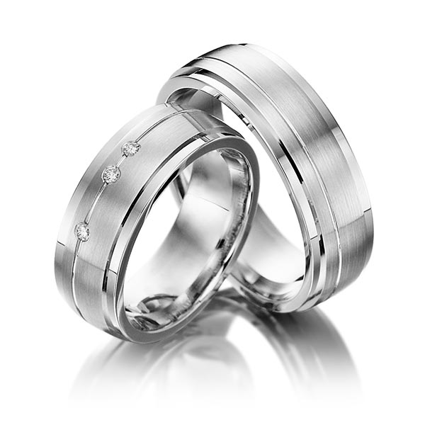 Set Klassieke trouwringen in grijsgoud 14 kt. met in totaal 0,045 ct. Briljant tw/si van Steinberg - Q-1204-4 Set Klassieke trouwringen in grijsgoud 14 kt. met in totaal 0,045 ct. Briljant tw/si van Steinberg - Q-1204-4