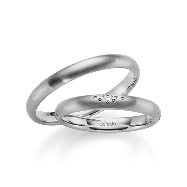 Set klassieke trouwringen in grijsgoud 14 kt. met in totaal 0,04 ct. Briljant tw/si van acredo