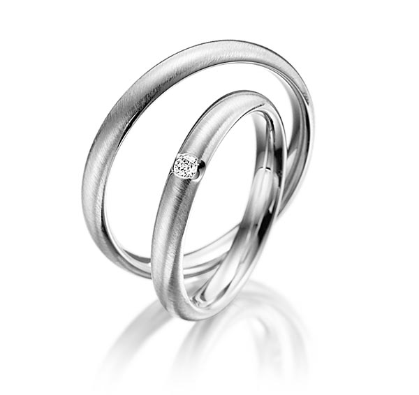 Set klassieke trouwringen in grijsgoud 14 kt. met in totaal 0,04 ct. Briljant tw/si van Merii