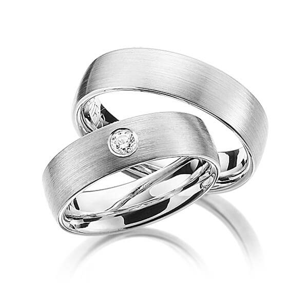 Set klassieke trouwringen in grijsgoud 14 kt. met in totaal 0,04 ct. Briljant tw/si van Merii