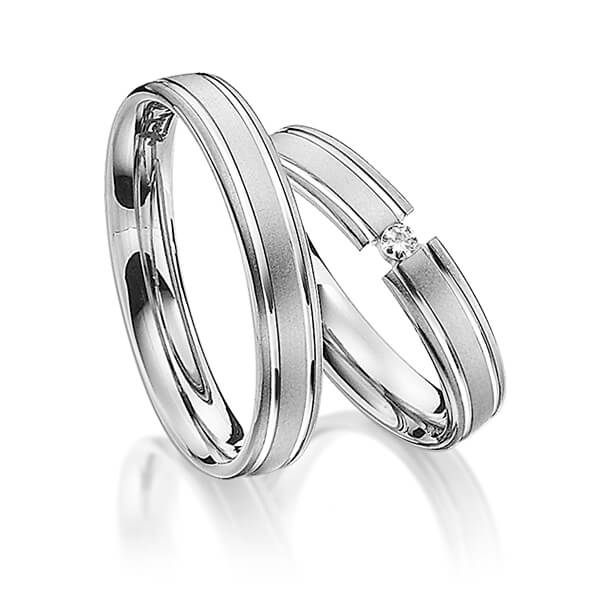 Set Klassieke trouwringen in grijsgoud 14 kt. met in totaal 0,04 ct. Briljant tw/si van Steinberg - Q-1181-8 Set Klassieke trouwringen in grijsgoud 14 kt. met in totaal 0,04 ct. Briljant tw/si van Steinberg - Q-1181-8
