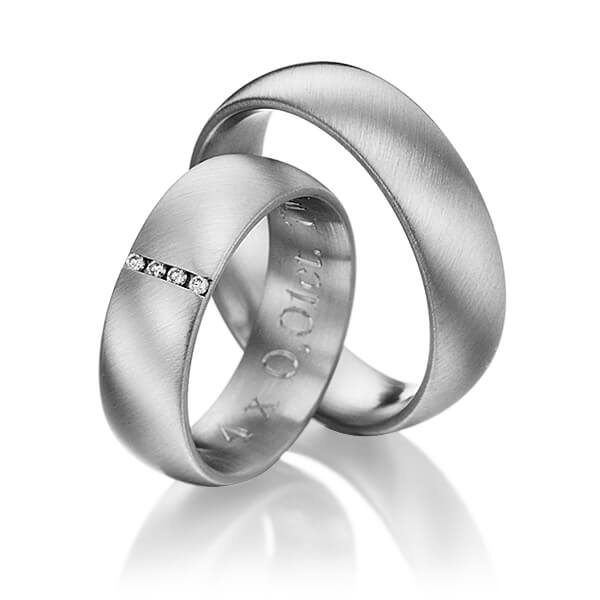Set klassieke trouwringen in grijsgoud 14 kt. met in totaal 0,04 ct. Briljant tw/si van Steinberg