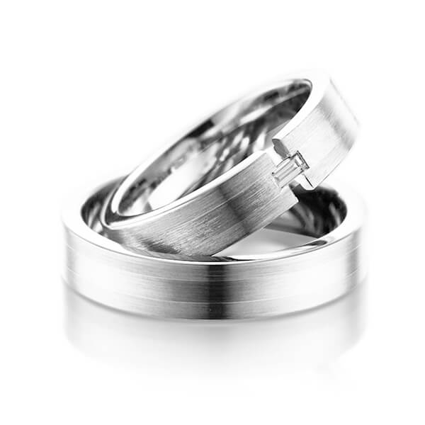 Set klassieke trouwringen in grijsgoud 14 kt. met in totaal 0,05 ct. Baguette-Diamant tw,vs van Eternal Touch