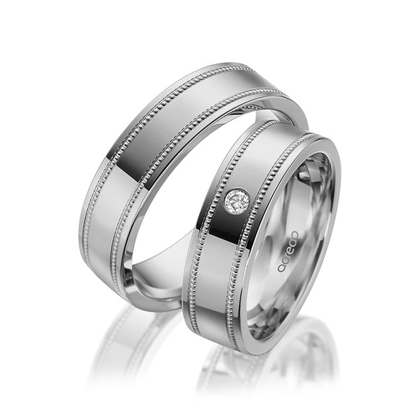 Set Klassieke trouwringen in grijsgoud 14 kt. met in totaal 0,05 ct. Briljant tw/si van acredo