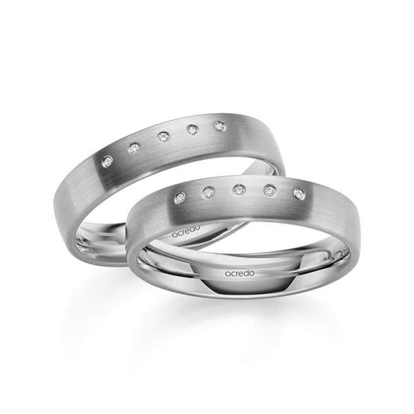 Set klassieke trouwringen in grijsgoud 14 kt. met in totaal 0,05 ct. Briljant tw/si van acredo
