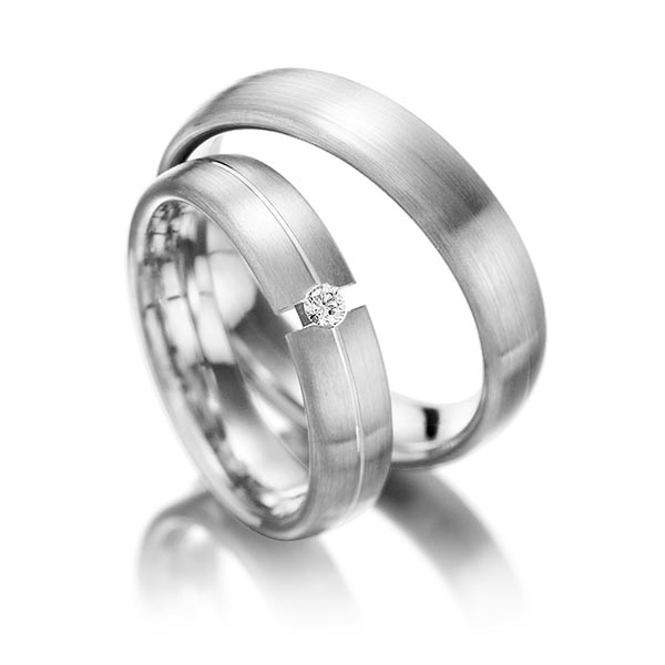 Set Klassieke trouwringen in grijsgoud 14 kt. met in totaal 0,05 ct. Briljant tw/si van Steinberg