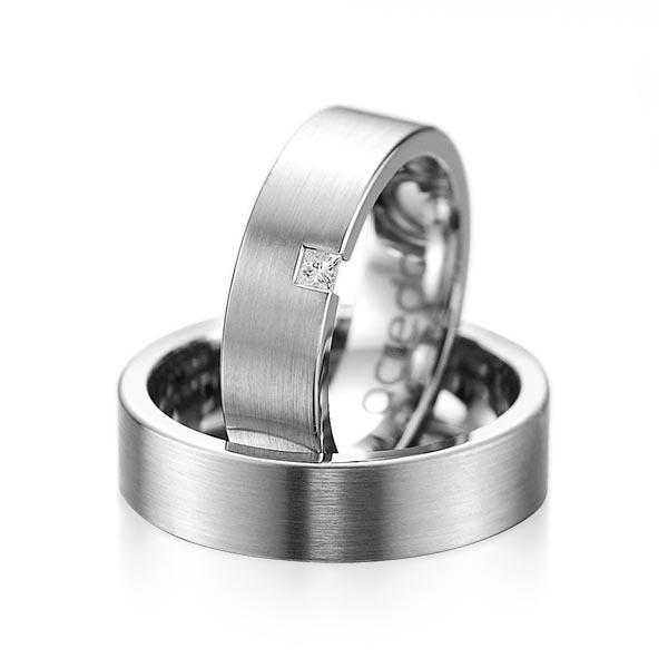 Set klassieke trouwringen in grijsgoud 14 kt. met in totaal 0,05 ct. Princess-Diamant tw/si van acredo - A-1075-3 Set klassieke trouwringen in grijsgoud 14 kt. met in totaal 0,05 ct. Princess-Diamant tw/si van acredo - A-1075-3