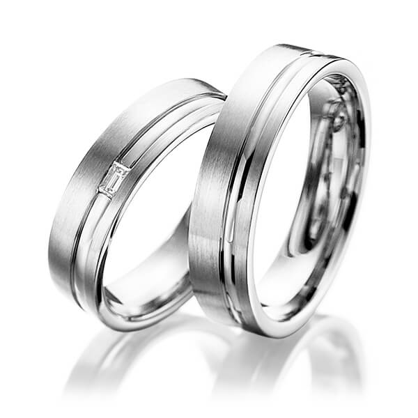 Set Klassieke trouwringen in grijsgoud 14 kt. met in totaal 0,06 ct. Baguette-Diamant tw,vs van Eternal Touch - Y-1104-3 Set Klassieke trouwringen in grijsgoud 14 kt. met in totaal 0,06 ct. Baguette-Diamant tw,vs van Eternal Touch - Y-1104-3