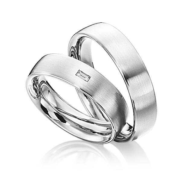 Set klassieke trouwringen in grijsgoud 14 kt. met in totaal 0,06 ct. Baguette-Diamant tw,vs van Eternal Touch