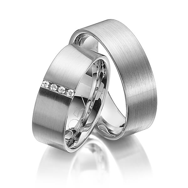 Set klassieke trouwringen in grijsgoud 14 kt. met in totaal 0,06 ct. Briljant tw/si van Merii